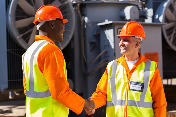 Mitarbeiter des Energieunternehmens geben sich die Hand — Stockfoto