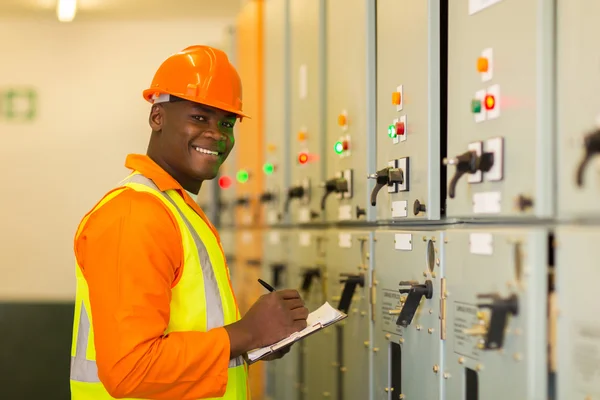 Engenheiro na sala de controle da subestação — Fotografia de Stock