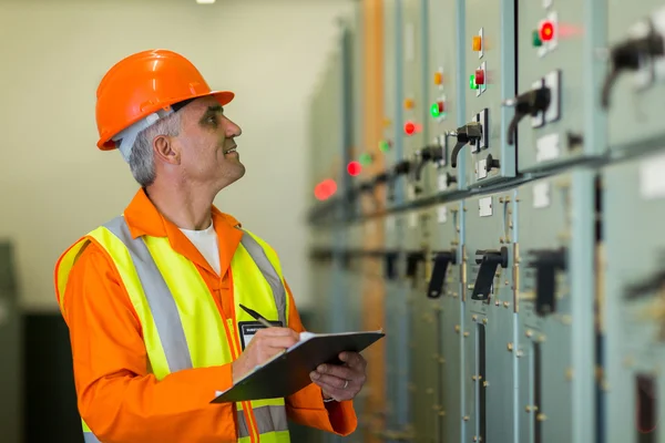 Técnico tomando lecturas de la máquina —  Fotos de Stock