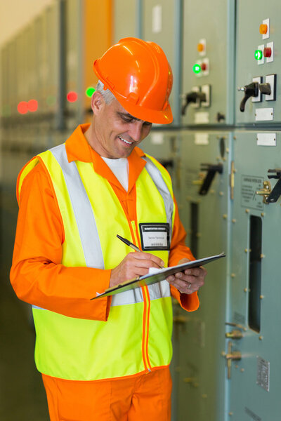 Техник принимает показания машины
