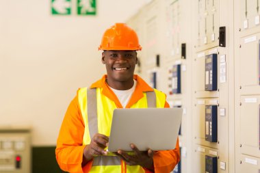 Dizüstü bilgisayar ile Afrika elektrik mühendisi
