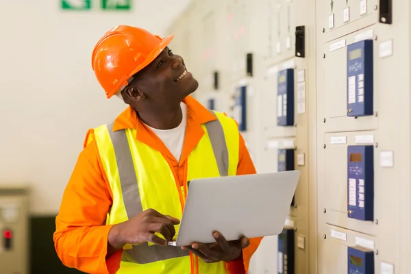 Mannelijke industrieel ingenieur met behulp van laptop — Stockfoto