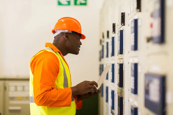 Operaio tecnico in sala di controllo — Foto Stock