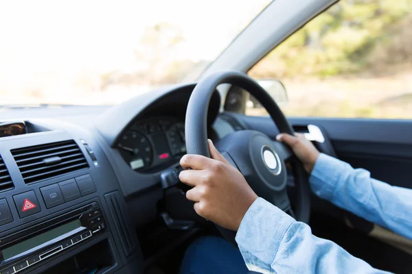 Kobieta w ręce trzyma kierownicę — Zdjęcie stockowe