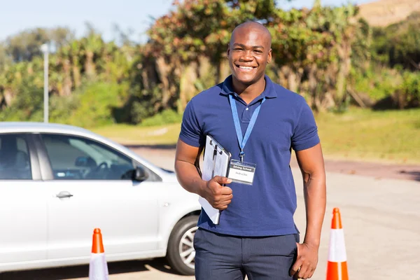 Driving instructor in testing ground — Stock Photo, Image