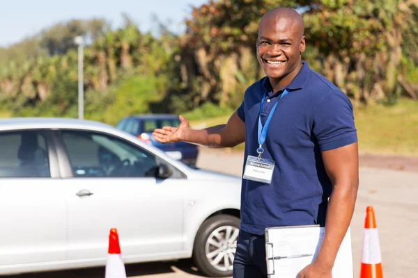 Νεαρός αφρικανική εκπαιδευτή οδήγησης — Φωτογραφία Αρχείου
