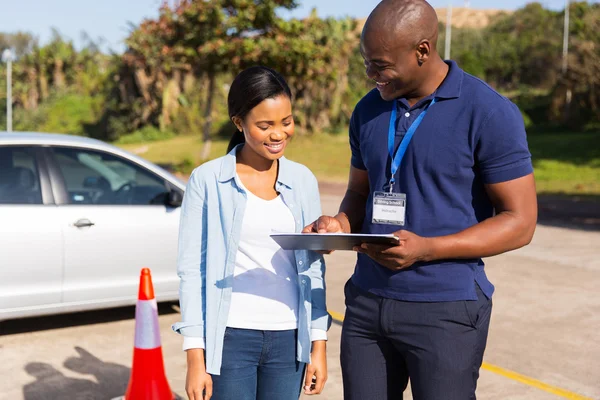 Student chauffeur met instructeur — Stockfoto