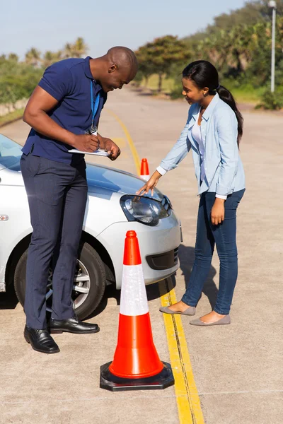 Mannelijke instructeur merken Controlelijst — Stockfoto