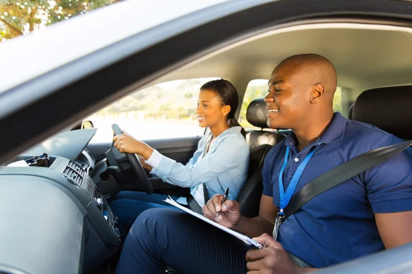 Driving instructor and student driver — Stock Photo, Image