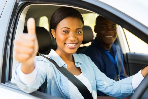 Studentské řidič dává palec — Stock fotografie