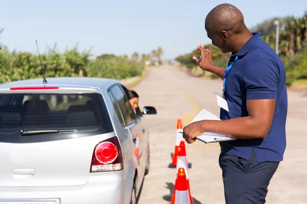 Instructor teaching student driver to park — Stock Photo, Image