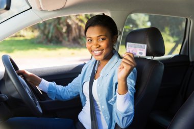 Kadın gösteren sürücü belgesi