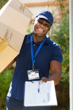 Paket taşıyan teslimatçı.