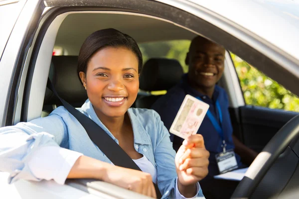 Fahrschüler besteht Führerscheinprüfung — Stockfoto