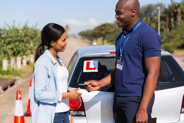 Instrutor que entrega a carta de condução — Fotografia de Stock