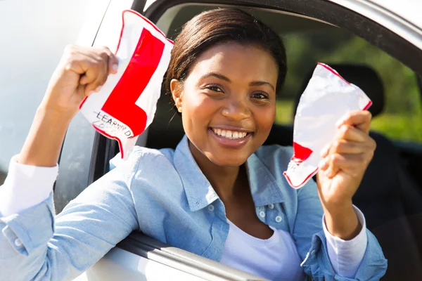 Driver riva upp hennes L skylt — Stockfoto