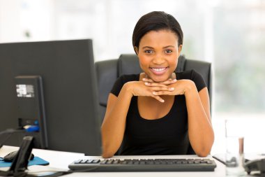 ofiste genç Afrika iş kadını