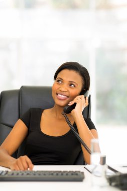 Afrika işkadını telefon kullanma