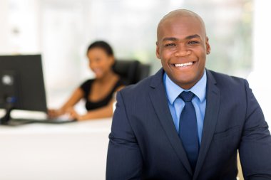 Meslektaşı ile Afrikalı-Amerikalı iş adamı