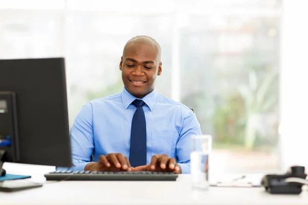 Empresário africano a trabalhar — Fotografia de Stock