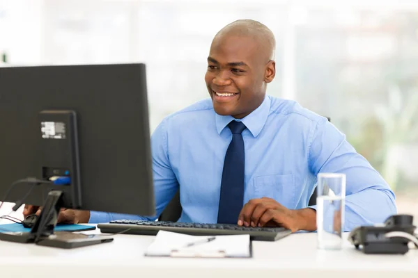 Zakenman met behulp van computer — Stockfoto