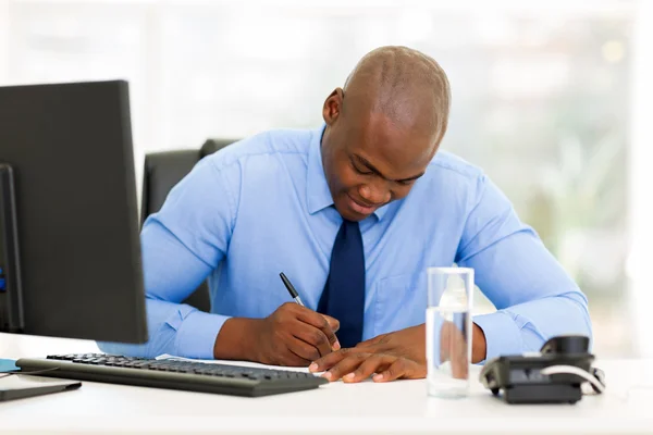 Afro-American affärsman i office — Stockfoto