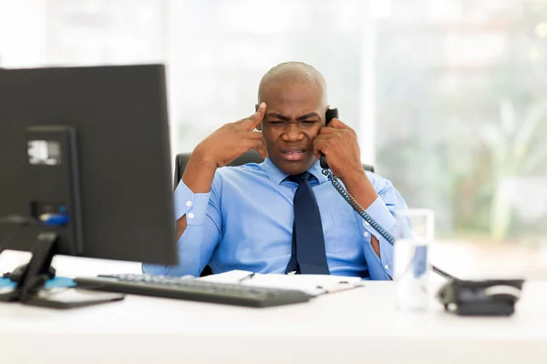 Empresário africano ao telefone — Fotografia de Stock