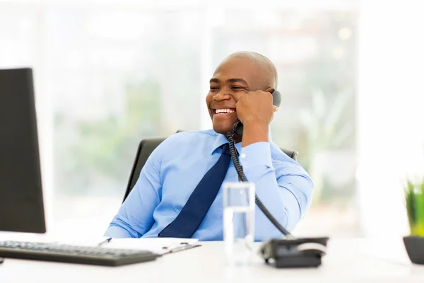 Афроамериканець бізнесмен, розмовляємо по телефону — стокове фото
