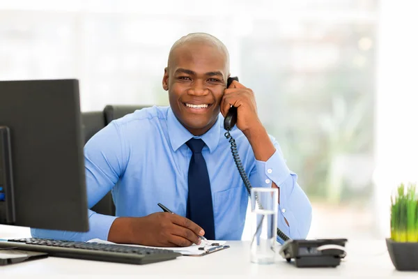 Mannelijke Afrikaanse kantoor werknemer — Stockfoto