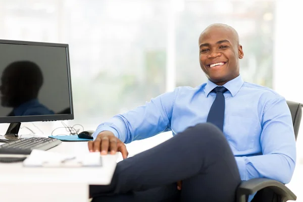 Чёрный бизнесмен в современном офисе — стоковое фото