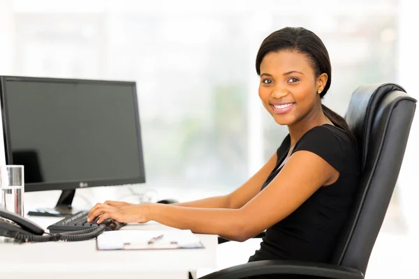 Mulheres trabalhadoras corporativas africanas trabalhando no escritório — Fotografia de Stock