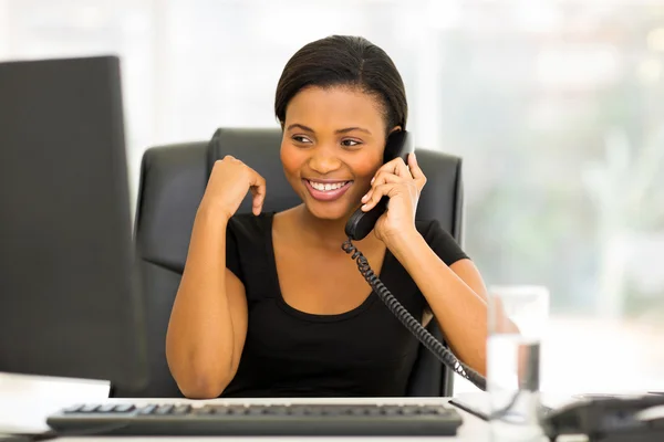 Trabalhador de escritório africano ao telefone — Fotografia de Stock