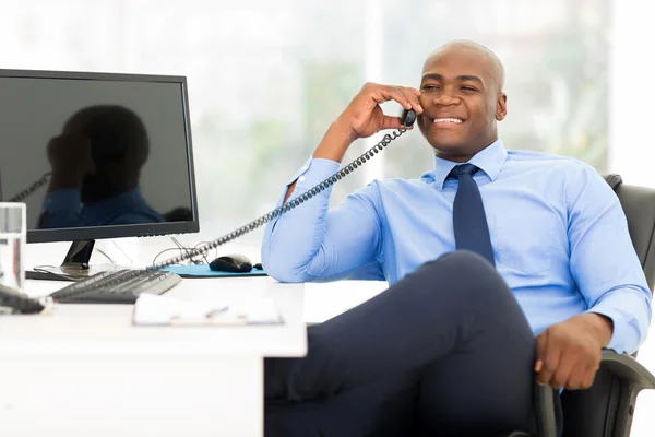 Afrikanisch-amerikanischer Geschäftsmann telefoniert — Stockfoto