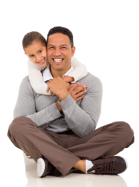 Маленькая девочка обнимает своего отца — стоковое фото