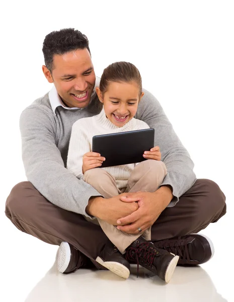 Padre con la sua ragazza utilizzando tablet — Foto Stock