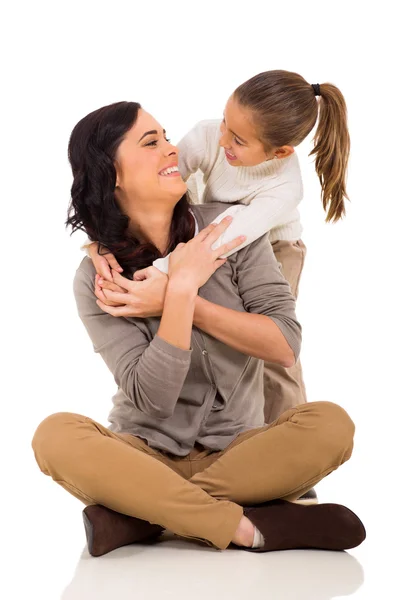 Молодая девушка обнимает мать — стоковое фото
