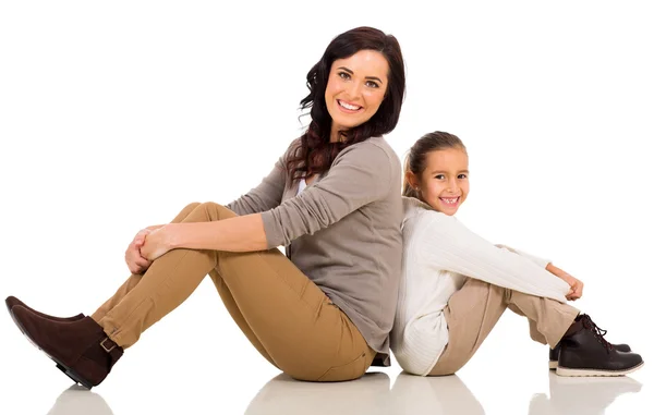 Mutter und Tochter sitzen Rücken an Rücken — Stockfoto