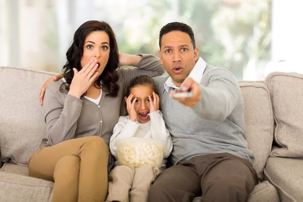 Família assistindo filme assustador — Fotografia de Stock