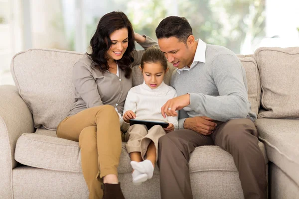 Familie nutzt Tablet-Computer — Stockfoto