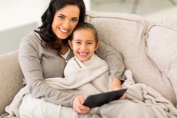 Frau und ihre Tochter auf der Couch — Stockfoto