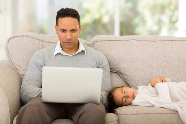 Mann mittleren Alters benutzt Laptop — Stockfoto