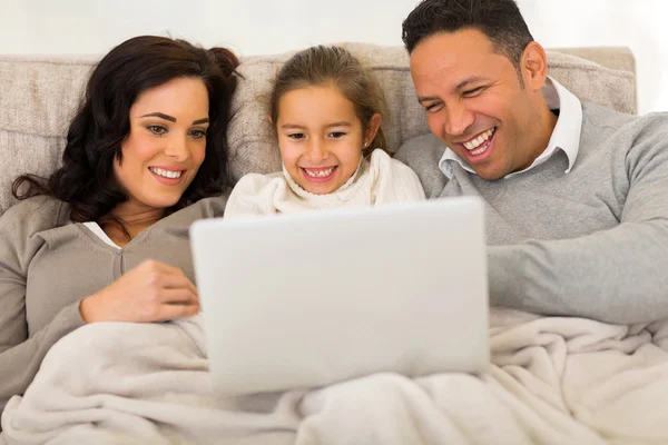 Familie nutzt Laptop — Stockfoto