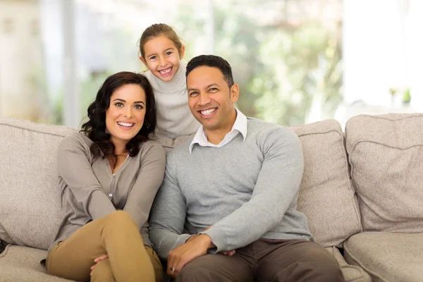 Dreiköpfige Familie entspannt — Stockfoto