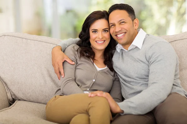 Casal sentado no sofá — Fotografia de Stock