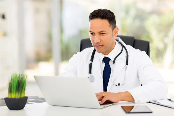Médico médico usando ordenador portátil — Foto de Stock