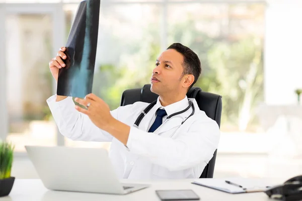 Doctor mirando la radiografía del paciente — Foto de Stock