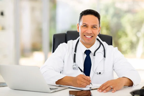 Medico in ufficio — Foto Stock