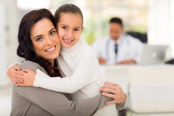 Moeder en dochter knuffelen — Stockfoto