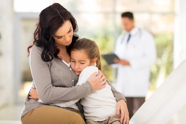 Mulher e filha esperando por médico — Fotografia de Stock