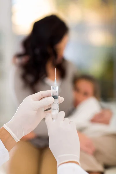 Médico masculino segurando seringa — Fotografia de Stock